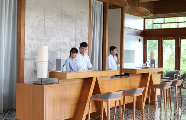 Quầy lễ tân của Azerai resort