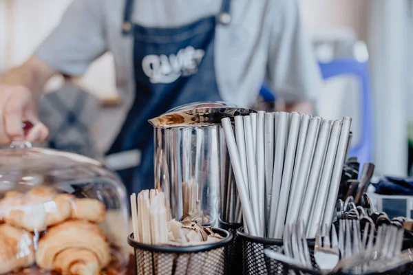 sự dụng ống hút nhựa