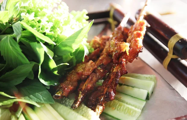 xiên thịt được nướng vàng ruộm