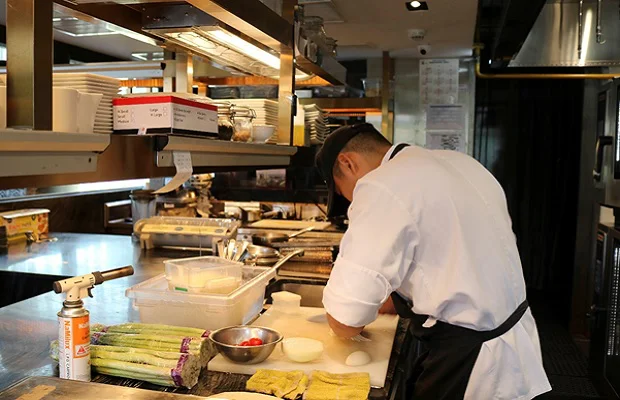 Bếp mở nhà hàng Akira Back