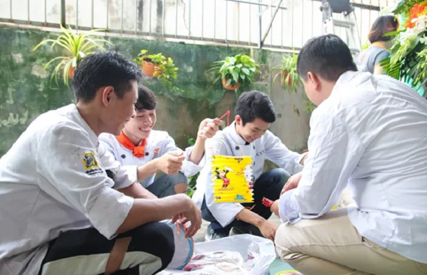 chuẩn bị lồng đèn để phát cho các em nhỏ