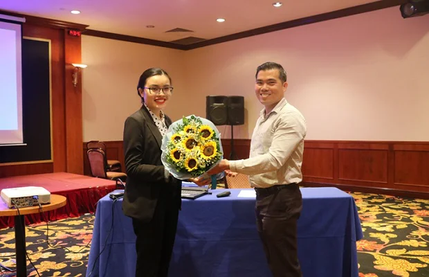 Giảng viên Phan Thanh Vũ gửi tặng bó hoa tươi