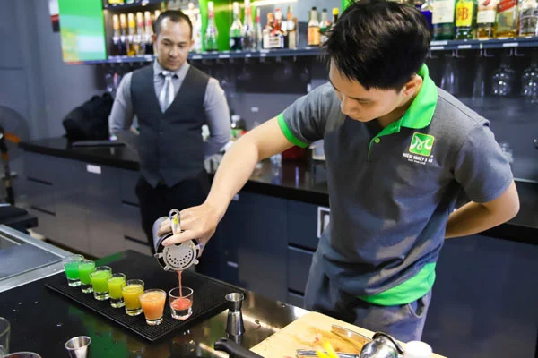 học viên bartender thực hành tại lớp học