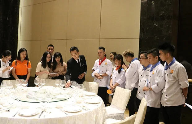 Học viên tham gia trải nghiệm tại khu vực Bàn tiệc