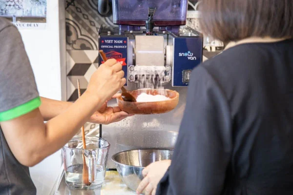 học viên thực hành làm bingsu