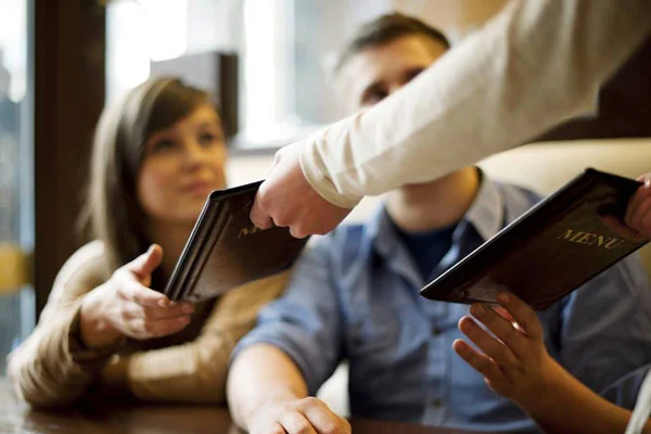 Kỹ năng phục vụ bàn bao gồm trình menu món ăn và thức uống Kỹ năng phục vụ bàn bao gồm trình menu món ăn và thức uống