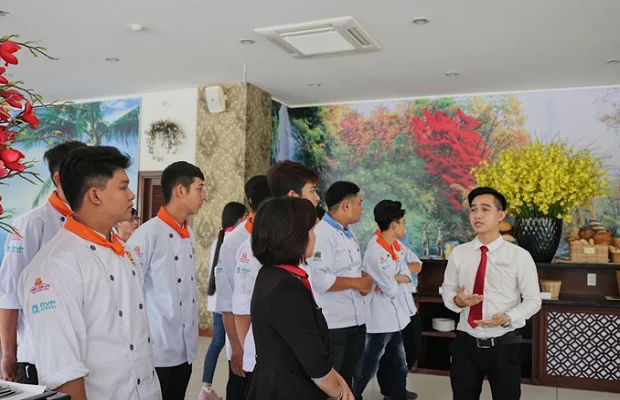 Quản lý khu vực Nhà hàng trao đổi với các học viên