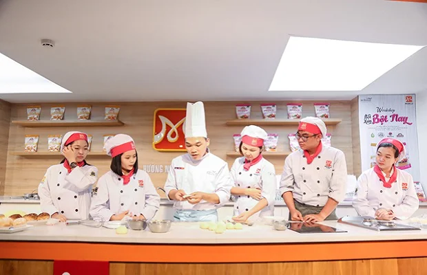 Anh Trường Thy vừa hướng dẫn học viên làm bánh