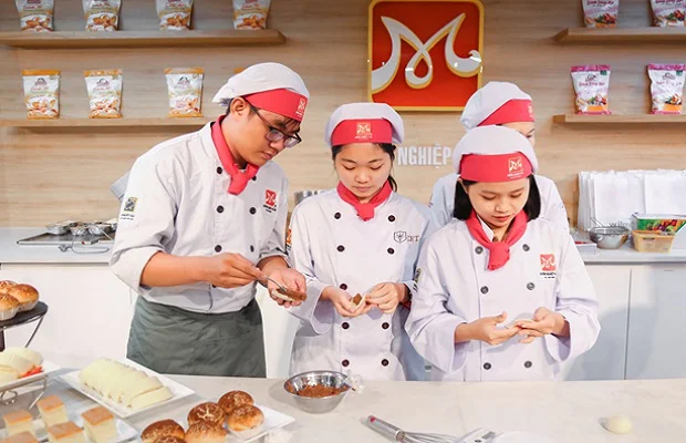 Các bạn học viên cùng nhau thử làm bánh nấm