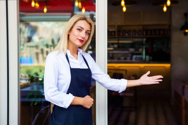 Công việc của hostess nhà hàng được so sánh như lễ tân khách sạn Công việc của hostess nhà hàng