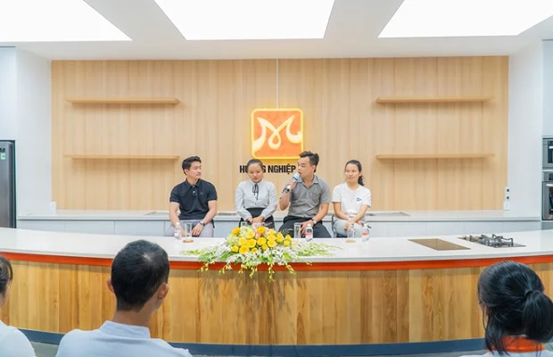 Đại diện các nhà tuyển dụng giới thiệu