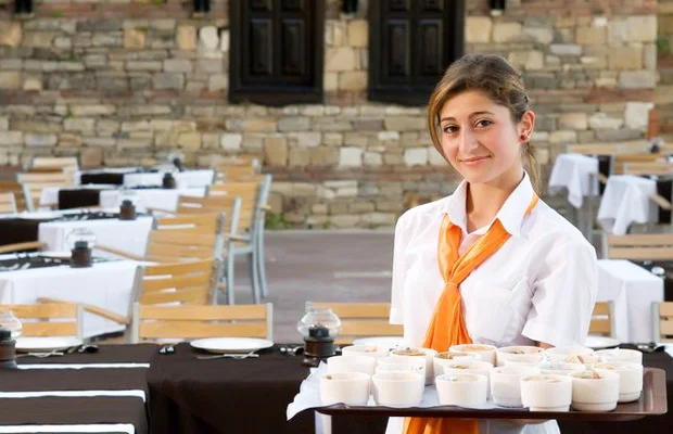 Food runner trong nhà hàng food runner trong nhà hàng