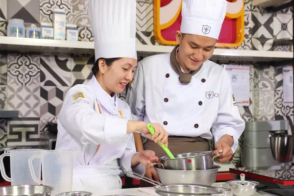 giảng viên bếp bánh CET giỏi chuyên môn