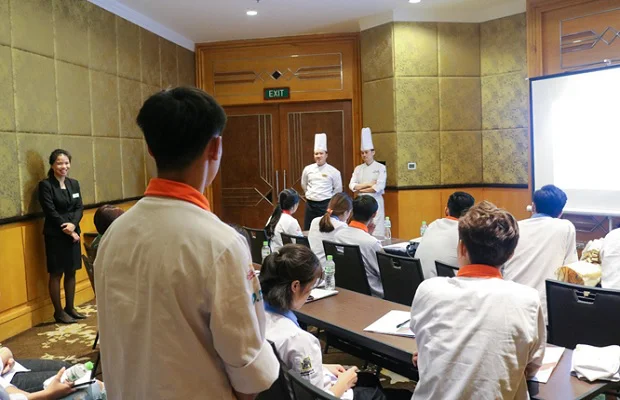 Học viên đặt câu hỏi giao lưu với các Chef