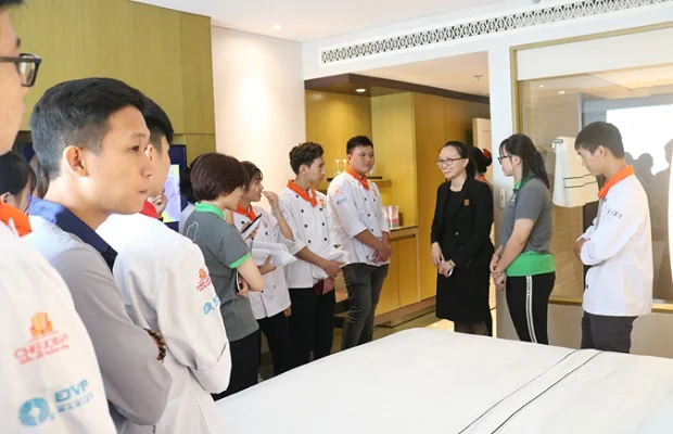 học viên thích thú tham quan khu vực buồng phòng