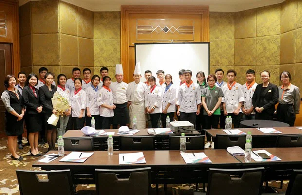 Học viên và các nhân sự đại diện khách sạn Melia