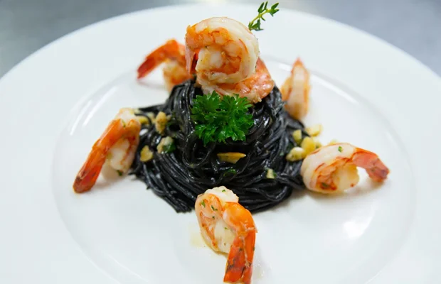 mì tươi sợi đen xốt tôm và rượu vang trắng