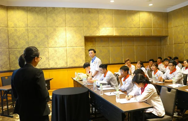 Ms. Hà giải đáp câu hỏi của học viên