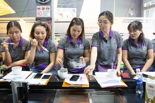 nếm hương vị kem