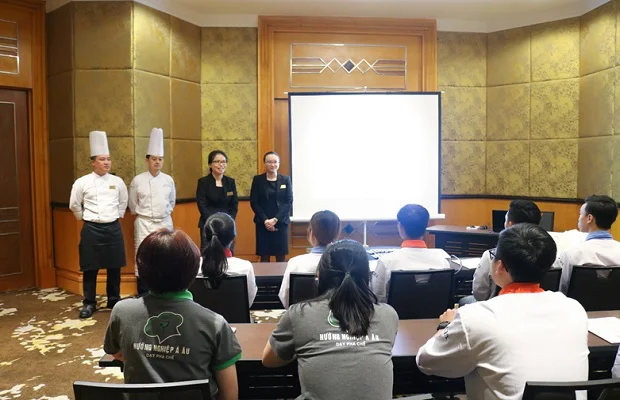 Nhân sự tại Melia chào đón các học viên