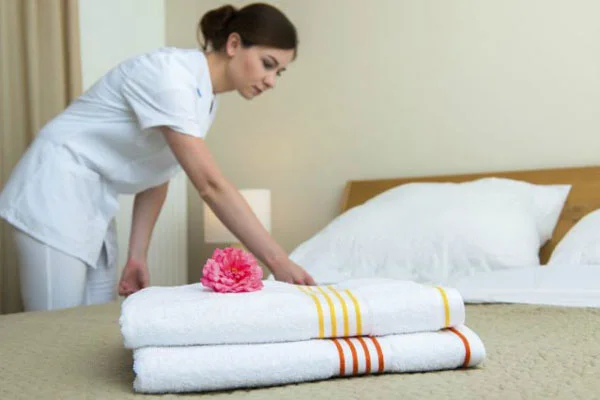 Room attendant là nhân viên dọn phòng Room attendant là nhân viên dọn phòng