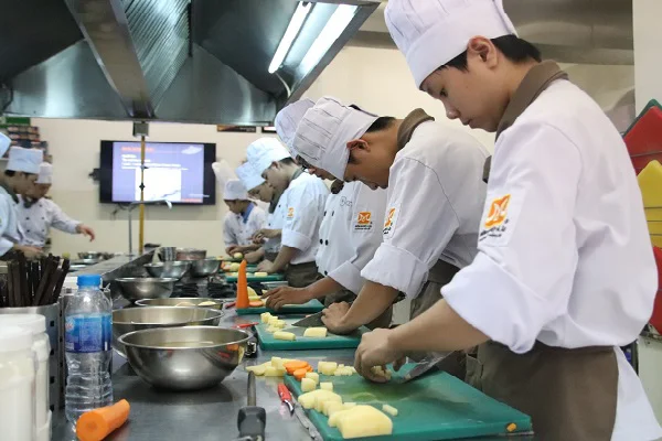 sinh viên thực hành để vững tay nghề