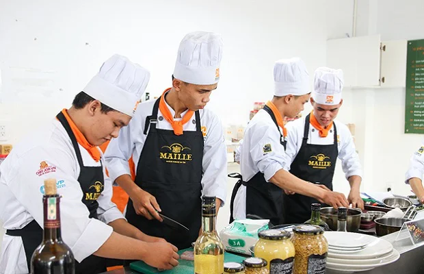 Các bạn học viên tập trung chế biến