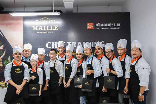 Chef Steven Long chụp ảnh lưu niệm