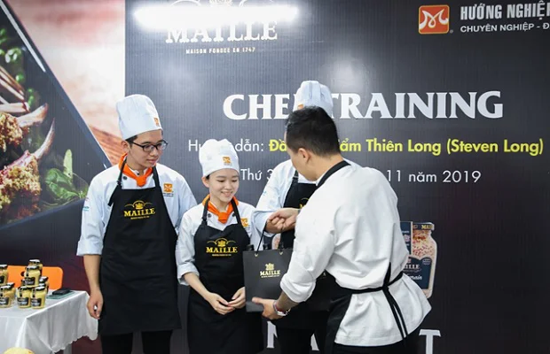 Chef Steven Long trao quà