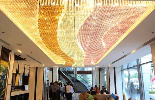 chùm đèn ấn tượng tại Wyndham Garden