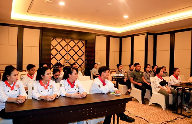 Học viên nghe giới thiệu về khách sạn