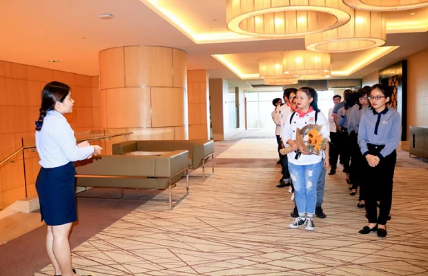 Học viên tham quan khách sạn Sheraton