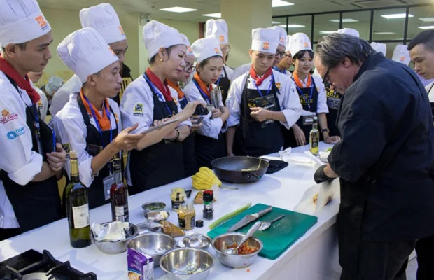 Học viên chăm chú quan sát