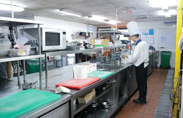 Học viên ghé thăm khu vực Bếp