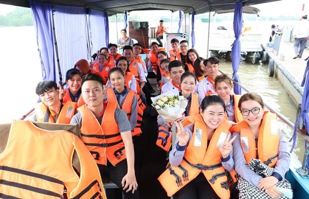 học viên hào hứng trên tàu