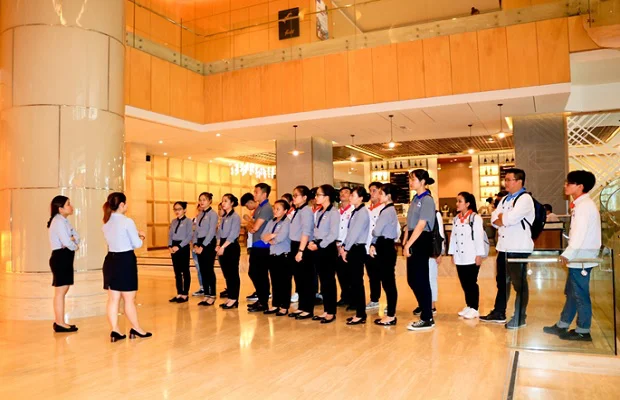 tham quan khu vực tiền sảnh