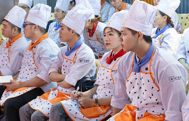 Học viên chăm chú nghe