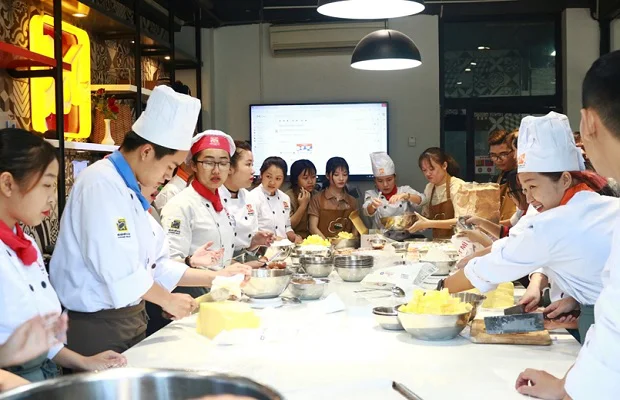 Học viên làm bánh