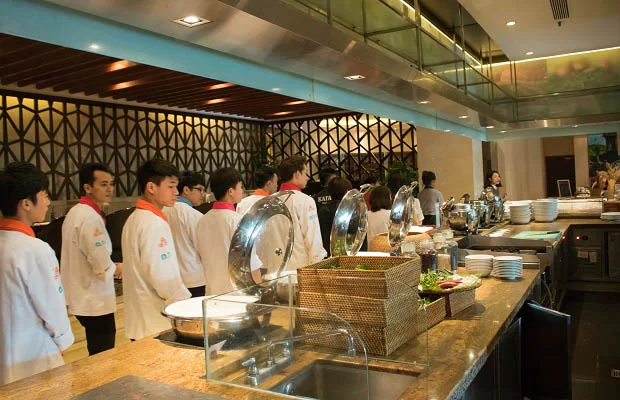 Học viên tham quan Nhà hàng