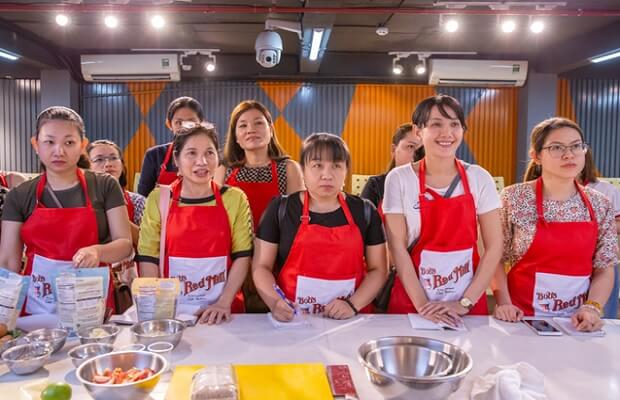 Khách hàng lắng nghe chia sẻ