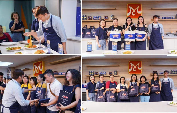 Tặng quà cho khách mời