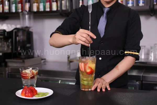 khuấy thức uống với đá