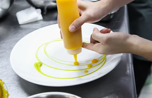 trổ tài vẽ xốt