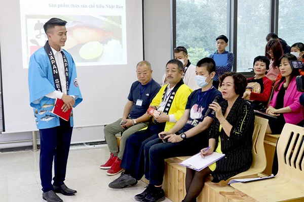 Một đối tác đặt câu hỏi