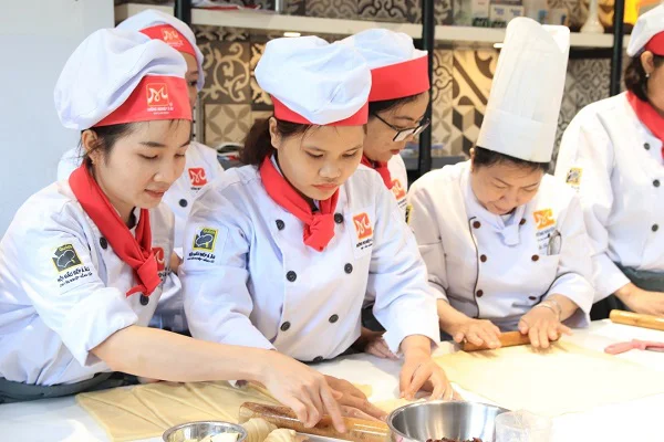 co-va-tro-cung-lam-banh cô và trò cùng làm bánh