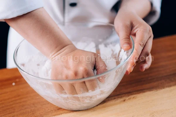 nhào bột làm vỏ bánh