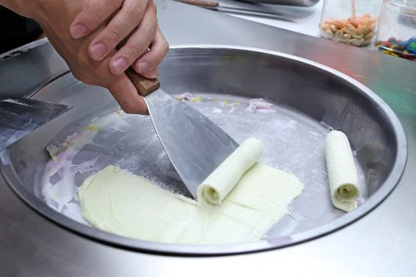 chảo nhôm làm kem cuộn