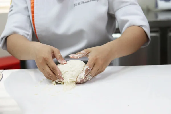 kỹ thuật nhào bột bằng tay
