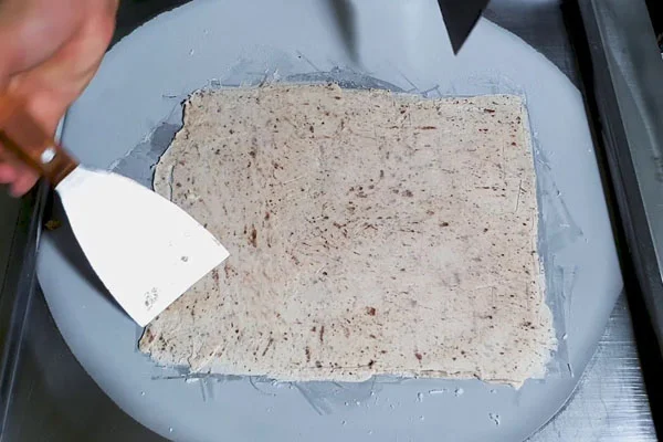 trải đều kem mỏng