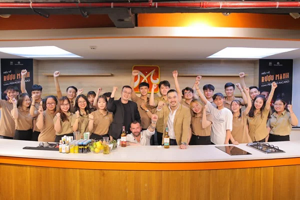 CET chụp hình lưu niệm